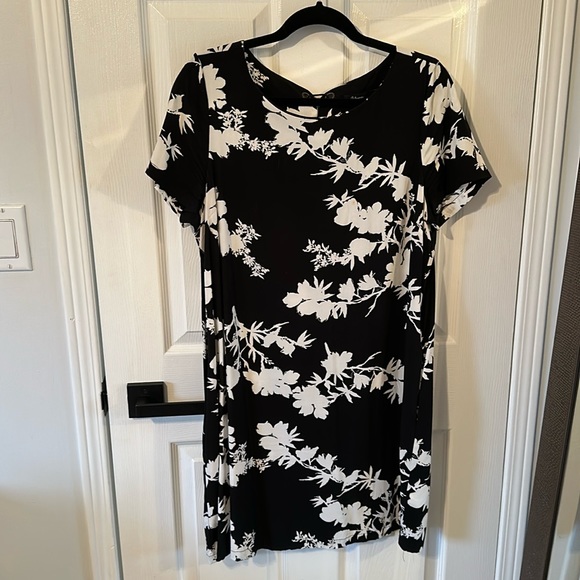 White and black summer dress with pockets - Picture 1 of 4